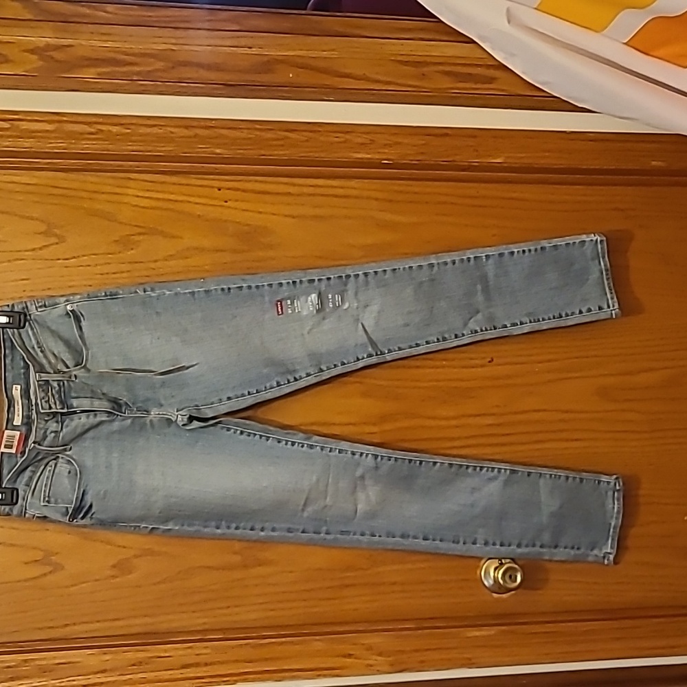 Levi NWT 27x32 524 Skinny Jeans